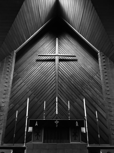教堂祭坛灰阶摄影
